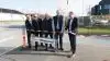 Kærup Parkvej i Ringsted blev for en stund til Åben »Maskinvej«. Her ses fra venstre Claus Bjerregaard, Scantruck, Hans Wonge, Mertz, Morten Krusborg, Nicolaisen & Larsen, og Dan Madsen, Hydrema, sammen med Ringsteds borgmester, Henrik Hvidesten, der stod for »indvielsen« af vejen. Foto: Jørn Jervelund