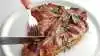 Den italienske specialitet, Fiorentina-steaken, er et stort og mørt stykke kød skåret fra midterstykket af kalven.