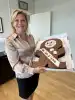 Pernille Beckmann, der er borgmester i Greve Kommune tog imod kagen med teksten »Kom bare an Greve«.