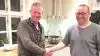 Efter 31 år sælger Jens Jørgensen sit livsværk Rosilde Højgård Slamsugning & Rørspuling fra gården til Jesper Christensen (th.) fra Kogsbølle. Privatfoto