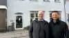 Morten Bachevold Jørgensen (tv) og Peter Jørgensen, henholdsvis landbrugspartner og landbrugschef i Sparekassen Sjælland-Fyn, foran Langgade 4, der bliver base for det nye rådgivningscenter i Nykøbing Falster. Foto: David Arnholm