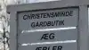 Man skal helt ind i gården, for at komme ind i gårdbutikken, hvor man ved selvbetjening blandt andet kan købe både æg, æbler, most og andre af sæsonens grøntsager.