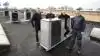 Otte 20 kW varmepumper fra Vølund Varmeteknik er placeret på taget hos Dansani i Haderslev. Her leverer de tilsammen 670.000 kWh varme om året og aflaster derved to gamle gas-kedler, hvilket giver Dansani en besparelse på ca. 250.000 kr. om året. Fra venstre fabrikschef Finn Jensen, energitekniker Allan Hansen, vicevært Arne Thomsen og montør Henrik Frederiksen fra VVS Søberg. Pressefoto