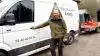 Klar til at rykke ud til endnu en opgave. Anlægsgartner Lars Rasmussen ved arbejdsbilen, der denne dag har en fræser med på traileren.
