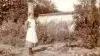 Omkring år 1920 tog husjomfruen Ottilie Olesen dette billede af drivhuset med stuepigen Anna Hoppe foran. Drivhuset er siden revet ned, men nu skal det genopføres. Foto: Gammel Estrup Danmarks Herregårdsmuseum.