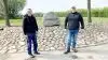 Markbruget på »Kobbelgaard« ved Haderslev Næs består af 475 hektar. Fra venstre markmand Morten Schmidt og gårdejer Gustav Jessen ved gårdens indkørsel. Fotos: Nordic Seed