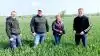 Gødning og tilpas med regn har haft sin effekt og marken står flot og grøn. Nu gælder det de afgørende behandlinger mod septoria. Fra venstre markmand Morten Schmidt, gårdejer Gustav Jessen, Vibeke Fabricius, Nordic Seed og Torben Føns, Hedegaard.
