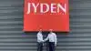Salgsdirektør i Jyden, Jesper Bech (tv) og Business Unit Manager hos Munters, Hans-Henrik Pedersen (th) giver håndslag på deres nye strategiske samarbejde i Skandinavien og Baltikum.