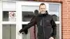 Henning Dejgård foran indgangen til personalefaciliteterne, hvor der er fælles frokoststue, bad og garderobe, idet Henning forventer af sine medarbejdere, at de går i bad, inden de forlader arbejdspladsen. Og som alle andre svinestalde, er der ikke adgang for alle og enhver.