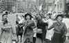 Mennesker på den flagsmykkede Frederiksberggade Strøget i København d. 5. maj 1945.