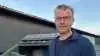 Klaus Jørgensen, Højvang ved Gislev, kvæglandmand og kredsformand for Arla på Fyn med den ensilageplastik, der fremover kommer fokus på at få indsamlet i endnu større grad. 