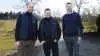 Ole Windfeld Nielsen (t.v.) og Dennis Rosenberg (midten) får selskab af Morten Kristiansen (t.h)i EDC Landbrug Poul Erik Bech i Jylland. Foto: EDC Poul Erik Bech