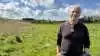 Landmand Knud Erling Birch ser frem til at være en del af det nye projekt. Han ses her med noget af sin lavbundsjord i baggrunden. Foto: Arla