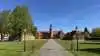 Høj sol og blå himmel over Overgaards hovedbygning fra 1545 dannede en smuk ramme om tirsdagens markvandring og godsbesøg arrangeret af Hornsyld Købmandsgård. Foto: Kasper Stougård 