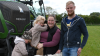 Kristiane og Kasper, Martha (4 år)  og Esther (6 år) så på grise og maskiner og hilser her også på på den ene af gårdens to store Pyrenæerhunde Birk og Ronja. 