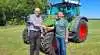 Peter Nielsen bliver den første landmand i Danmark med en Fendt e107 i maskinparken. Den eldrevne traktor skal løse daglige opgaver på kvægbruget ved Hjørring, hvor el allerede driver både læssere og teleskoplæsser og snart er diesel helt udfaset. På billedet er det Peter Nielsen til højre og Keld Fuglsang fra TBS Suldrup, der giver hånd på aftalen om køb af Danmarks første el-traktor. Pressefoto