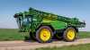 John Deere har lanceret en ny selvkørende 500R-sprøjte med fokus på præcision og komfort. Sprøjten har et opdateret førerhus, der giver bedre udsyn og større komfort for føreren, ligesom sprøjtefunktionen kan tilpasses til forskellige arbejdsopgaver. Foto: John Deere