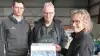 Skovfoged Anders Brøgger (tv) har udarbejdet skovkortet og mappens matrixer for plantearbejdet i den nye skov. Her sammen med Bo og Inger Christensen fra Lille Sønderup Skovservice i Videbæk, der forestår plantningen. Foto: Bøje Østerlund