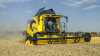 New Holland opdaterer både skæreborde og halmrystermodeller til 2026. På billedet ses mejetærskere i marken med Varifeed-skæreborde, som nu har fået synkront dobbeltknivtræk, højere knivhastighed og lettere justering mellem korn og raps. Alle CX5-, CX6- og CH7-modeller leveres desuden med bagkamera som standard. Pressefoto