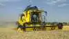 New Holland opdaterer både skæreborde og halmrystermodeller til 2026. På billedet ses mejetærskere i marken med Varifeed-skæreborde, som nu har fået synkront dobbeltknivtræk, højere knivhastighed og lettere justering mellem korn og raps. Alle CX5-, CX6- og CH7-modeller leveres desuden med bagkamera som standard. Pressefoto