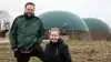 Christian og Nicole Westerdijk har boet sammen i 10 år og føler sig godt tilpas i de nye omgivelser i Vestsjælland. Christians bror, Daniel, var travlt optaget i marken, da billedet blev taget. Fotos: Ulrik Larsen