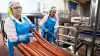 De pølser, Danish Crown sælger til pølsevogne i Danmark, er produceret af dansk grisekød på Danish Crowns fabrik i Svenstrup ved Aalborg. Her er det dog anlægget i Thorning. Foto: Niels Hougaard