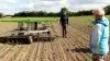 Farmdroid robotten er i disse uger i gang med ukrudtsbekæmpelse i en syv hektar stor mark med økologiske roer hos Hans Erik Jørgensen og Kirsten Rasmussen ved Jordløse. – Den kan erstatte 10 mands arbejde med at hakke roerne, fortæller Kirsten Rasmussen (med ryggen til). Ved markrobotten Kristian Warming, der sammen med sin bror har udviklet teknikken bag Farmdroid siden 2011.