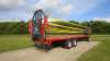 RH Trailer DK 1290 er den længste af de tre nye modeller i serien og har en ladflade på 12,9 meter. Her er den vist med påmonteret front- og bagrækværk samt hydraulisk lastsikring, der består af tre kraftige bånd i hver side. Systemet kører ned, når halmen læsses, og løftes op igen for at sikre læsset under kørsel. Pressefoto