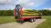RH Trailer DK 1290 er den længste af de tre nye modeller i serien og har en ladflade på 12,9 meter. Her er den vist med påmonteret front- og bagrækværk samt hydraulisk lastsikring, der består af tre kraftige bånd i hver side. Systemet kører ned, når halmen læsses, og løftes op igen for at sikre læsset under kørsel. Pressefoto