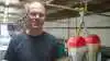 Der er plads til 26 30-kilos grise i hver sti i den gamle smågrisestald mod 27 i den nye. Og bortset fra farven på inventaret er det den eneste forskel fra den gamle til den nye stald. Den gamle stald trænger dog til nyt loft og nyt lys, fortæller Søren Michaelsen. Fotos: Anne Wolfenberg