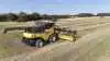 Med næsten 300 millimeter regn siden 1. juli valgte Hvidkilde Gods midt i frøhøsten at supplere de to John Deere mejetærskere med en lejet New Holland, ligeledes med 35 fods skærebord. Høsten er mandag her i gang på et forpagtet bygareal med rajgræs-udlæg hos Kokkenborg Svineavl (skimtes til venstre) ved Kirkeby. Fotos: Erik Hansen