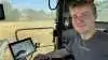 Laurids Hansen (19) lægger ikke skjul på, at han bestrider et af sine drømmejobs, mens han styrer den spritnye Claas Lexion 8800 TT gennem Søren Michaelsens havremark. Fotos: Anne Wolfenberg