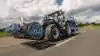 New Holland T7.225 Standard Wheelbase i Dynamic Blue-lakering under transportkørsel med liftophængt såsæt. Den nye affjedrede foraksel med dobbelte akkumulatorer og roll control-funktion forbedrer stabilitet og komfort ved høj hastighed, mens venderadiusen er reduceret med 2,4 meter fra 14,3 til 11,4 meter, der skyldes nyt forakselophæng og lavere motorhjelm. Traktoren er udstyret med 24x24 Dynamic Command-transmission. Pressefotos