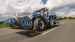 New Holland T7.225 Standard Wheelbase i Dynamic Blue-lakering under transportkørsel med liftophængt såsæt. Den nye affjedrede foraksel med dobbelte akkumulatorer og roll control-funktion forbedrer stabilitet og komfort ved høj hastighed, mens venderadiusen er reduceret med 2,4 meter fra 14,3 til 11,4 meter, der skyldes nyt forakselophæng og lavere motorhjelm. Traktoren er udstyret med 24x24 Dynamic Command-transmission. Pressefotos