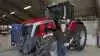 Egentlig var det den daværende 8690-stortraktor, der i 2013 var kimen til Brdr. Thorsens Massey Ferguson-forhandling. Det var den lokale forhandler L. Simonsen Maskinforretning i Kolind, som listede den ind som demotraktor. I øvrigt, hvor afdelingslederen for Thorsens Maskincenter, salgschef Lars Juul, i mange år var ansat og som her ses ved et eksemplar af nutidens populære MF-stortraktor.