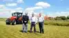 Fra venstre ses her Bramstrups ejer, Niels Langkilde, Søren Bertelsen, Heden Maskinforretning, samt Jørgen Sørensen, der er salgschef for Massey Ferguson hos AGCO i Danmark i forsøgsmarken på Bramstrup foran nyinvesteringen – en Massey Ferguson 5713 S Dyna 4.