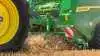 Den såkaldte Weave Automation-funktion bevæger presseren over skåret fra side til side for at sikre. at kammeret bliver fyldt ensartet. Fotos: John Deere