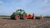 Fendt 800 Vario Gen5 i arbejde med en Väderstad Tempo-rækkesåmaskine. Den nye generation af Fendt 800-serien kombinerer kompakte ydre mål med avanceret motorteknologi og nyeste Vario-betjening. Modellen indgår i maskinprogrammet ved Karl Mertz’ Fendt-event i oktober, hvor blandt andet 832 Vario Gen5 vises frem for første gang i Østdanmark. Pressefoto