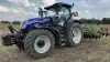 New Holland T7.225 Standard Wheelbase i Dynamic Blue-lakering under transportkørsel med liftophængt såsæt. Den nye affjedrede foraksel med dobbelte akkumulatorer og roll control-funktion forbedrer stabilitet og komfort ved høj hastighed, mens venderadiusen er reduceret med 2,4 meter fra 14,3 til 11,4 meter, der skyldes nyt forakselophæng og lavere motorhjelm. Traktoren er udstyret med 24x24 Dynamic Command-transmission. Foto: Per Jørgensen
