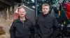 Jan Helding (tv.) og Nikolaj Lysemose (th.) ved Steensgaard Gods' nye Schäffer 8620T-3, som de bruger dagligt både i marken og stalden.