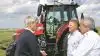 Fra venstre ses her Bramstrups ejer, Niels Langkilde, Jørgen Sørensen, der er salgschef for Massey Ferguson hos AGCO i Danmark, samt Søren Bertelsen, Heden Maskinforretning i forsøgsmarken på Bramstrup foran nyinvesteringen – en Massey Ferguson 5713 S Dyna 4.
