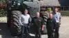 Fra venstre til højre ses direktør Flemming Rasmussen, værkfører Palle Jensen og lagerchef Jens Vinther alle fra Askildrup Agro. Yderst til højre ses adm. direktør Jan Garder fra TBS Maskinpower.