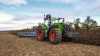 Fendt Vario 728 under arbejde i marken. Modellen er en del af Fendts 700-serie, som i 2025 bidrog til, at Fendt igen blev det mest solgte traktormærke i Tyskland også i et år, hvor det samlede marked for nye traktorer gik tilbage. Foto: Fendt