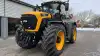 JCB Fastrac 6300 er nu landet i Danmark og blev præsenteret hos Brøns Group i Skærbæk. Med 335 hk, trinløs ZF-transmission og tophastighed op til 66 km/t placerer modellen sig midt mellem 4000- og 8000-serien. Firehjulsstyring og hydro-pneumatisk affjedring på begge aksler sikrer høj stabilitet og komfort under både markarbejde og transport. Fotos: Per Jørgensen