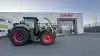 Axion 9.450 Terra-Trac foran Claas’ traktorfabrik i Le Mans. Fabrikken i det vestlige Frankrig er koncernens globale kompetencecenter for udvikling og produktion af traktorer fra Arion-serien til de største Axion-modeller. Her produceres op til 65 traktorer dagligt i ét skift. Fotos: Per Jørgensen