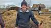 Jakob Gammelgaard har valgt at give op mod 60 ton kartofler væk, efter de er blevet kasseret af detailhandlen på grund af kosmetiske fejl. Han har tilmed selv hjulpet til med at skovle kartoflerne op til de mennesker, der er kommet på besøg. Fotos: Henning K. Andersen