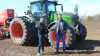 Jens Horn Pedersen, distriktschef ved TBS Maskinpower, og Ron Arkesteijn greb chancen og gav håndslag på en ny Fendt 832 Vario til sidstnævnte under en markdemonstration ved Hobro torsdag. Fotos: Kasper Stougård