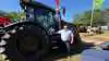 Sælger Jørgen Jørgensen fra Rasmus Degn A/S ved den nye Valtra G135 CVT, der fredag fik Danmarkspremiere på Roskilde Dyrskue. Foto: Per Jørgensen