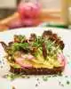 Kokken Umut Sakaryas bud på et moderne smørrebrød.