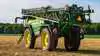 Selv med større tank og bredere bomme fastholdes transportbredden på 2,55 meter på den nye John Deere 560R-sprøjte.